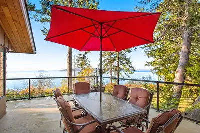 Image de Updated sound front home with water & mtn views, fireplace, firepit, balcony
