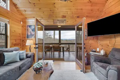 Image de Scenic dog-friendly cabin with fireplace, balcony, hot tub, & washer\/dryer