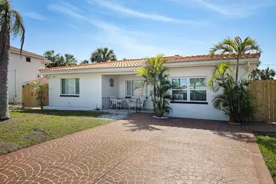 Image de Fully-renovated home with furnished patio, washer/dryer, Ac - walk to the beach