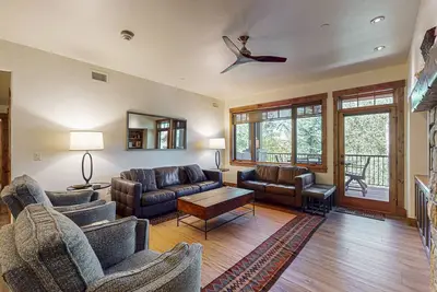 Image de Stylish condo near slopes with fireplace, balcony, grill, pools, & hot tubs