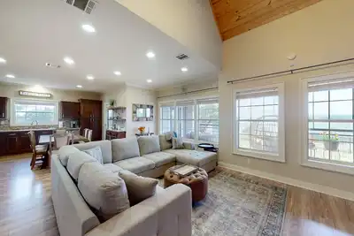 Image de Charming spacious home with yard, game room, lake view & washer/dryer