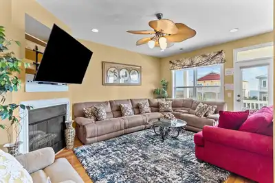 Image de Three-story home with decks, private pool - walk to the beach