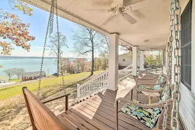 Image de Country-Chic Home w\/ Fire Pit, Steps to Lake!