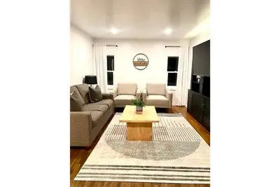 Image de Cozy 3 Br home steps from White Bear Lake.