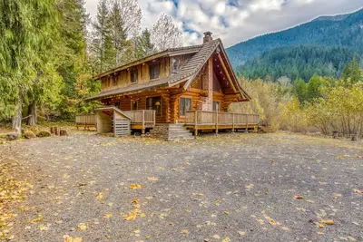 Image de Mountain view, dog-friendly cabin with fireplace, washer\/dryer, grill, & hot tub
