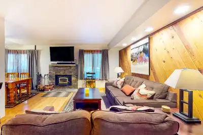 Image de Updated Ground-floor Condo with On-site Pool, Hot Tub, Sauna, & Tennis Courts