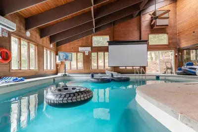 Image de Cozy Log Cabin with Heated Pool