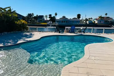 Image de Waterfront Pool Home w\/PingPong, No storm damage