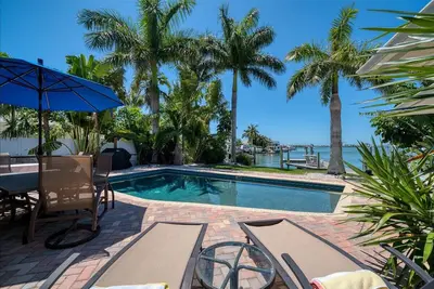 Image de 456 Waterfront w/Dock, 3/Br Home Heated pool with Golf Cart in Irb Sleeps 10