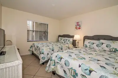 Image de Cozy new kitchen Shorewalk condo  close to img and beach