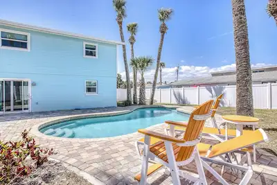 Image de One Piece ~ Duplex with Pool! ~ 2 Minutes from Beach & Flagler Avenue