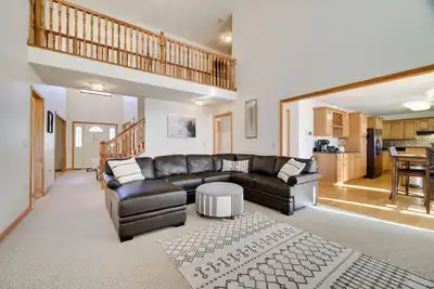 Image de Cozy Spacious Luxury Home with lots of Positivity!