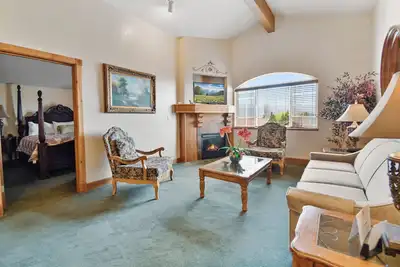 Image de Adventure Hub~Backcountry Ski|Snowmobile|Scuba Diving Villa 3069-2