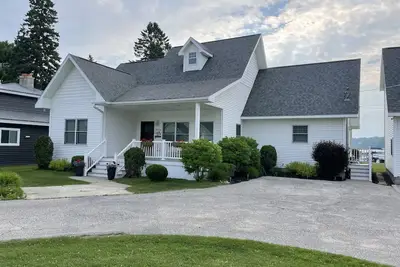 Image de Beautiful Lakefront Home- Crooked Lk-Petoskey/Harbor Springs/Nubs- boat/bike/ski