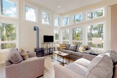 Image de Gorgeous home with a gas grill, kitchen, washer/dryer, patio, & gas fireplace