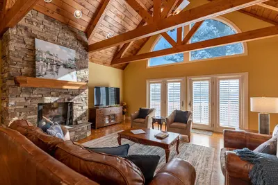 Image de Moonlight Manor - Views, Hot Tub, Privacy!