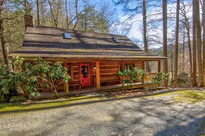 Image de Soothing Waters - 2br home on stream with a hot tub!