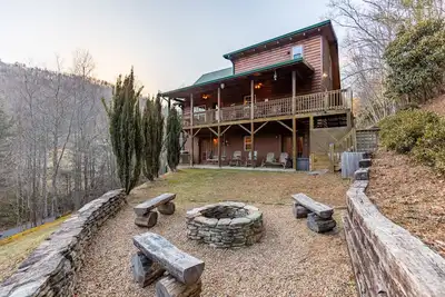 Image de Bear Creek - Beautiful home with gas fireplace, custom wood burning firepit, shuffleboard, and more!