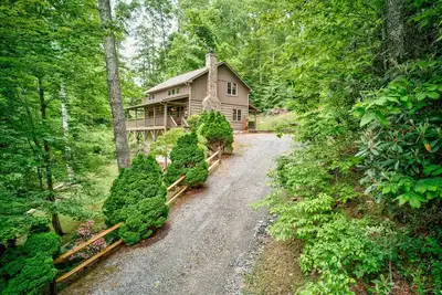 Image de Kaylee's Kabin is a 2br 2b log cabin located in Valle Crucis. Peaceful, private and pet friendly!