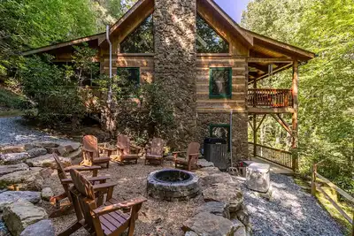Image de Skylark - Cozy Log Cabin with 3 bedrooms, 3 baths, and hot tub