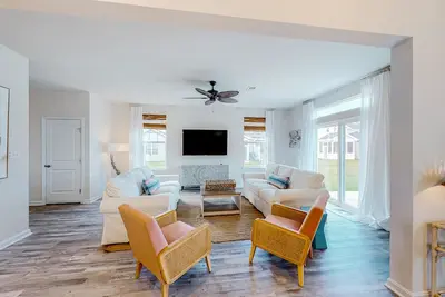 Image de Friendship Creek townhome with patio, seasonal pool & beach gear- near the beach