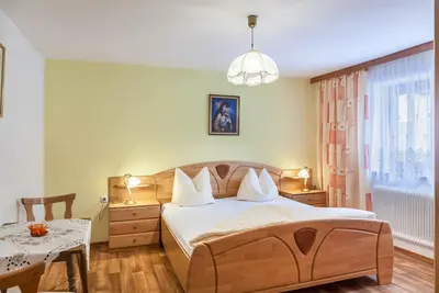 Image de Appartement de vacances \"Gästehaus Gisela 2\" avec vue sur les montagnes, jardin partagé et Wi-Fi.