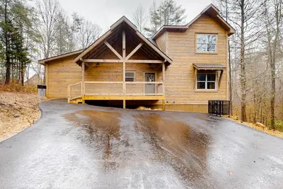 Image de Cozy cabin stay w/ private pool, hot tub, movie room, & free attraction tickets