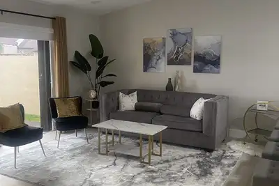 Image de Newly Renovated Modern Townhome