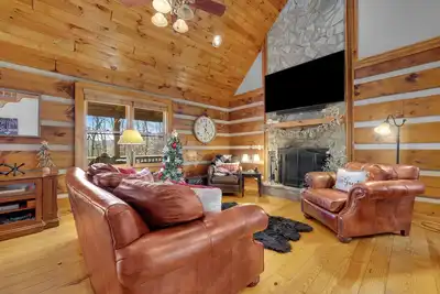 Image de Private mountain home with mtn views, hot tub, firepit, decks, grill & fireplace