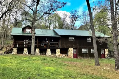 Image de Secluded authentic log cabin with firepit, pizza oven & private patio