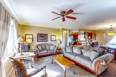 Image de Ranch-style home with grand views, giant yard, spa tub, firepit, & pool table