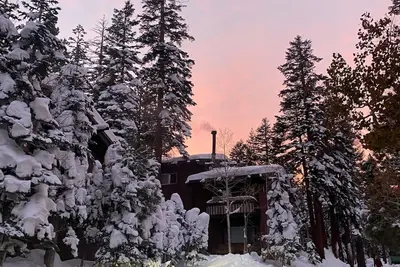 Image de Awesome Mammoth Condo in Ideal Location near Slopes & Adventure