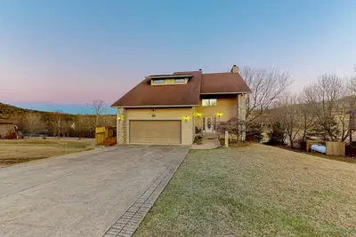 Image de Dog-friendly home with golf course views, fireplace, & washer/dryer