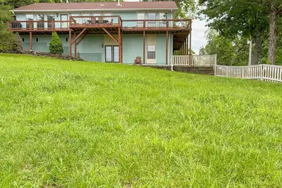 Image de Gorgeous home near marina with Beaver Lake views, lake access, large deck, grill