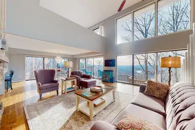 Image de Tranquil mountain view retreat with central Ac, washer/dryer & balcony
