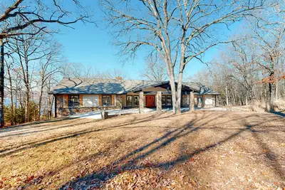 Image de Waterfront home with Ping-Pong, washer\/dryer, cable & fireplace
