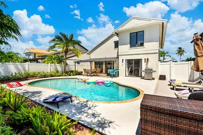Image de 7 min to Beach Family Retreat, Heated Pool, Walk to Shops, Dog Friendly