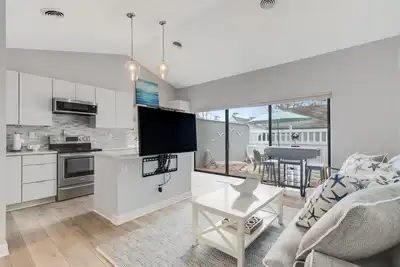 Image de Newly renovated Sea Colony Tennis end condo with W/D, world-class tennis & pools