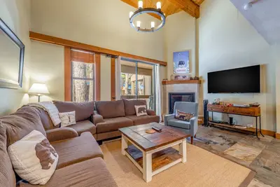 Image de Ski-in\/ski-out retreat with gas fireplace, washer\/dryer & Northstar amenities
