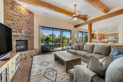 Image de Pet-friendly mountain-view home with Ac, fireplace, grill, patio & washer/dryer