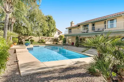 Image de Tropical retreat with pool, grill, central air-conditioning, & washer/dryer