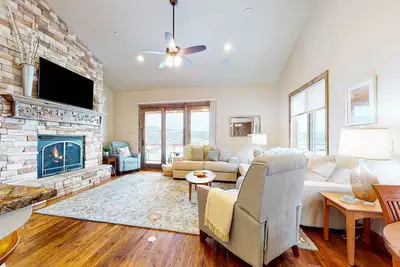 Image de Exquisite mountainside townhome with 12-seat hot tub, lake views & pool table