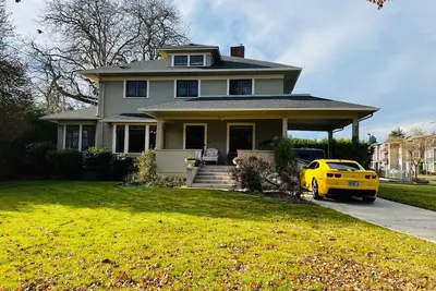 Image de \n5 Bedroom Historic Home w/ Gated Parking
