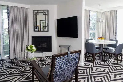 Image de Decompress and Destress at an Elegant Suite with a Swimming Pool, Three Units!