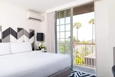 Image de Rediscover Old Hollywood in Luxurious Suite, 4 Units with Balcony, Rooftop Pool!
