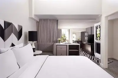 Image de Decompress and Destress at an Elegant Suite with a Rooftop Pool, Four Units!