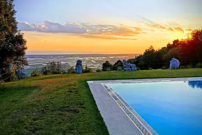 Image de Maison Gelsomino en Toscane (Lucca) avec piscine, vue spectaculaire sur la mer