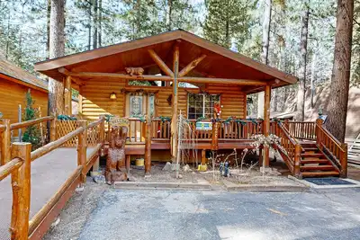 Image de Cabin near the lake and zoo with fireplace, full kitchen, patio, & Bbq