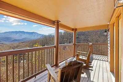 Image de Huge 4bd w/ Views! Hot Tub + Theater Room & more