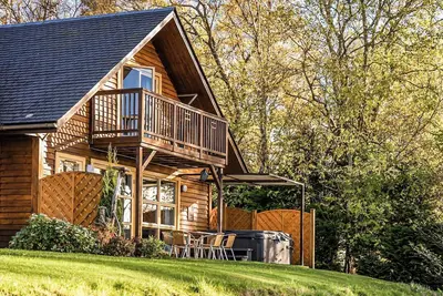 Image de Stunning two bedroom semi-detached lodge with outstanding views over Loch Lomond.